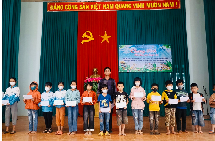 Xã Ea Nam tổ chức Chương trình Tặng quà nhân Tháng hành động vì trẻ em và Tết thiếu nhi 01/6